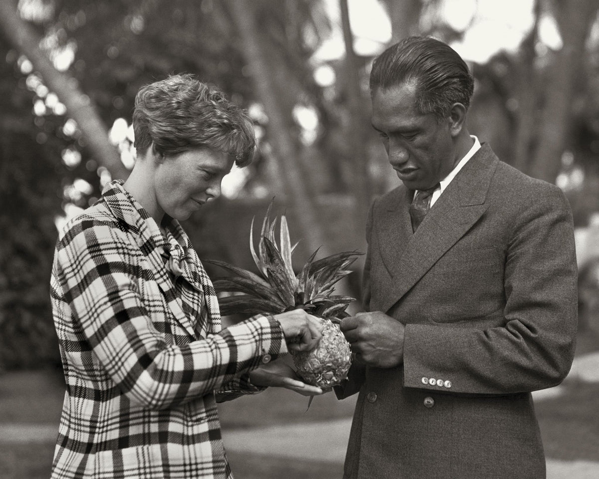 Amelia Earhart and Duke Kahanamoku, 1935